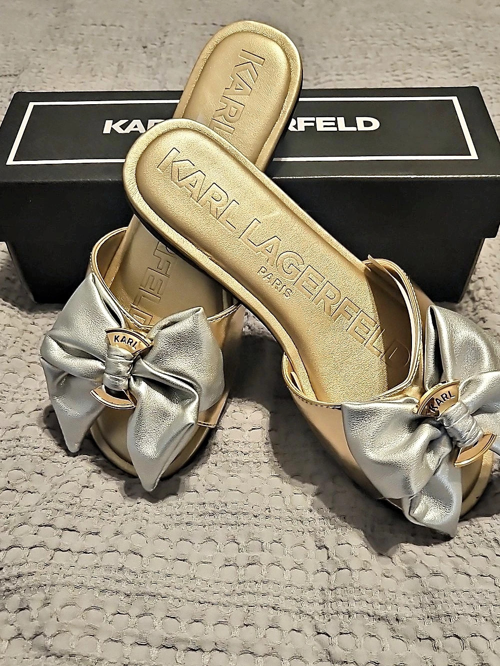 Karl Lagerfeld Ciaran Bow Flat Slide Sandal Sandals Silver & Gold US 8